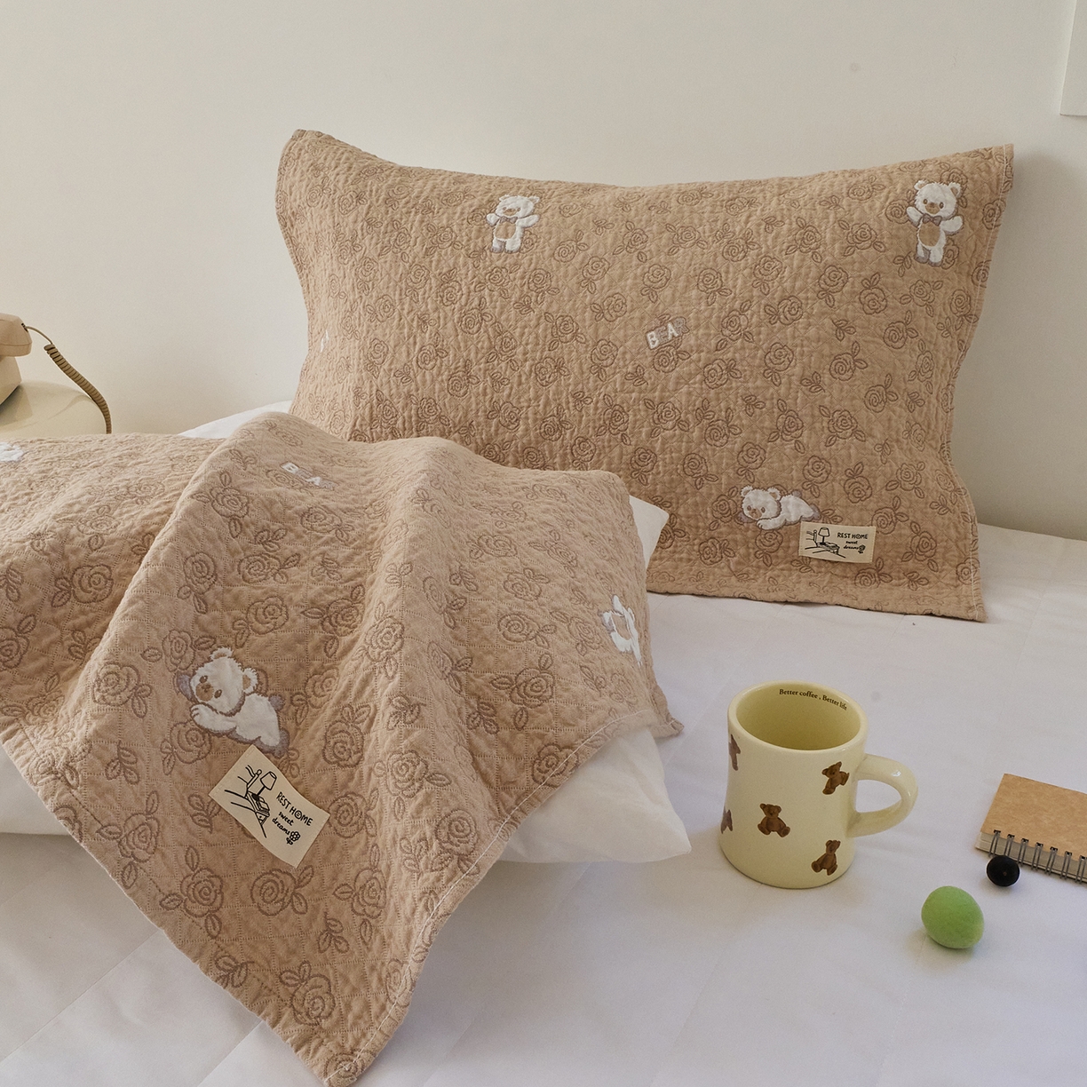 91家纺网 家纺一手货源 找家纺 沐瑟家纺 2026新款安心棉枕巾 玫瑰熊-深咖