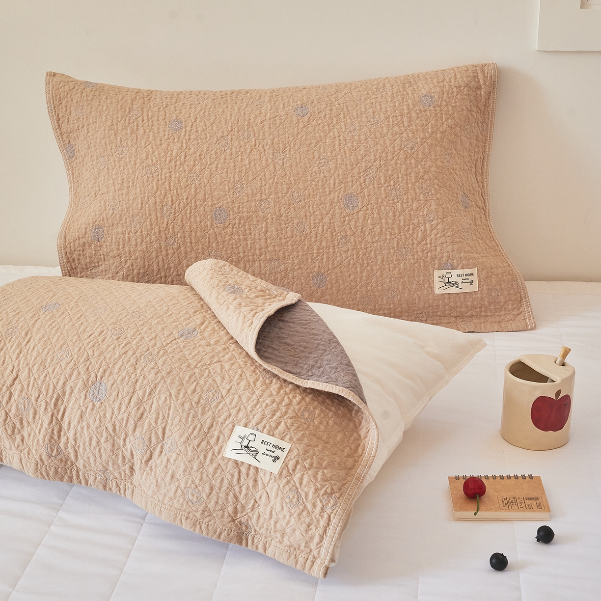 91家纺网 家纺一手货源 找家纺 沐瑟家纺 2026新款安心棉枕巾 笑脸-浅咖