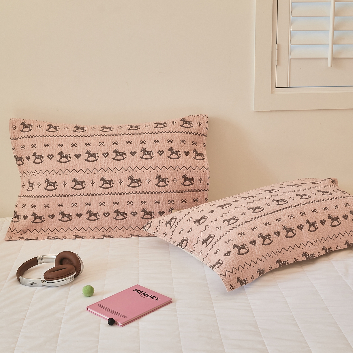 91家纺网 家纺一手货源 找家纺 沐瑟家纺 2026新款安心棉枕巾 摇摇马-粉