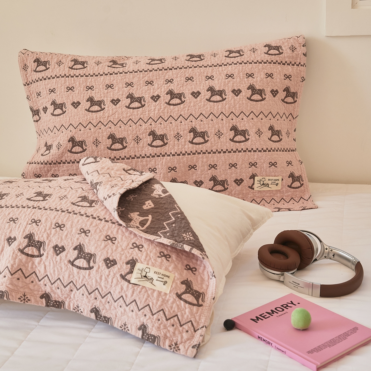 91家纺网 家纺一手货源 找家纺 沐瑟家纺 2026新款安心棉枕巾 摇摇马-粉