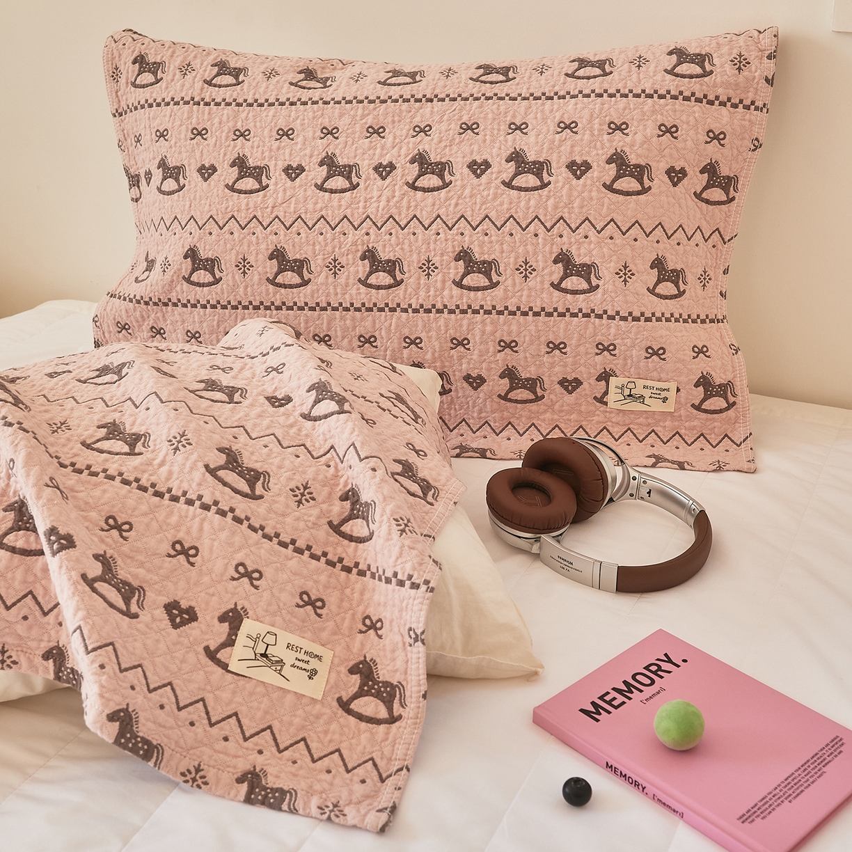 91家纺网 家纺一手货源 找家纺 沐瑟家纺 2026新款安心棉枕巾 摇摇马-粉