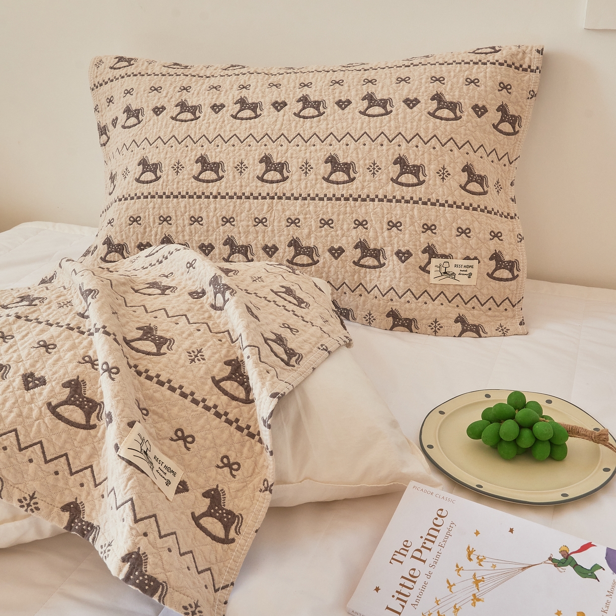 91家纺网 家纺一手货源 找家纺 沐瑟家纺 2026新款安心棉枕巾 摇摇马-浅咖