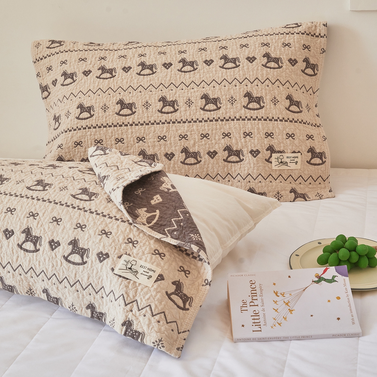 91家纺网 家纺一手货源 找家纺 沐瑟家纺 2026新款安心棉枕巾 摇摇马-浅咖