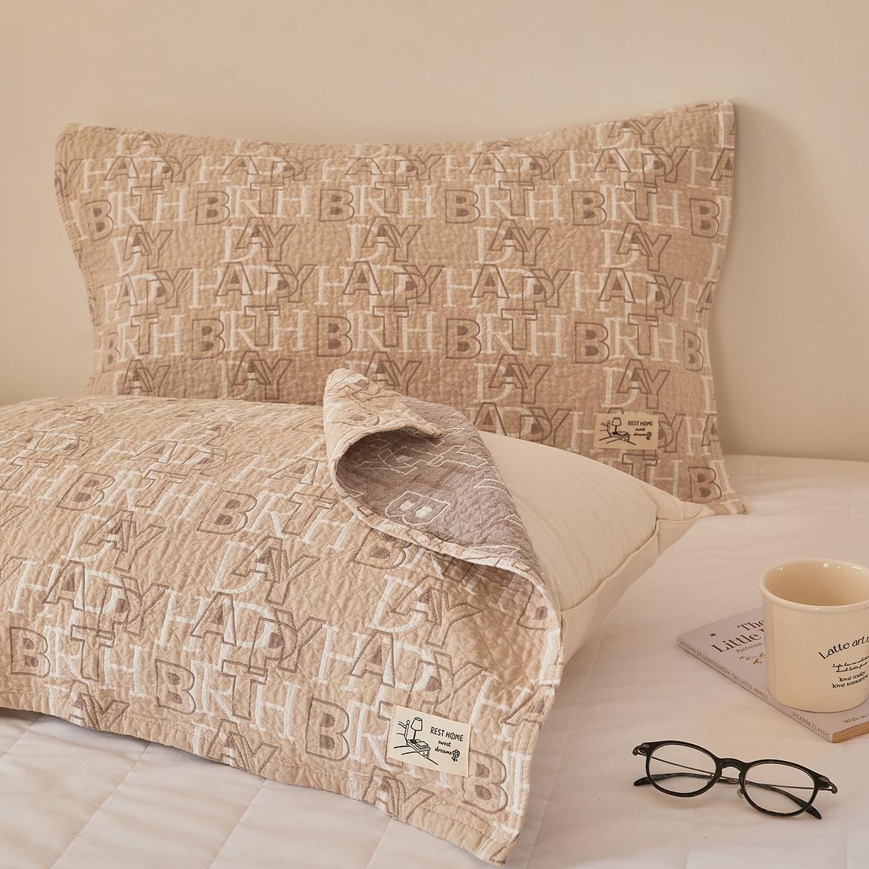 91家纺网 家纺一手货源 找家纺 沐瑟家纺 2026新款安心棉枕巾 字母-咖