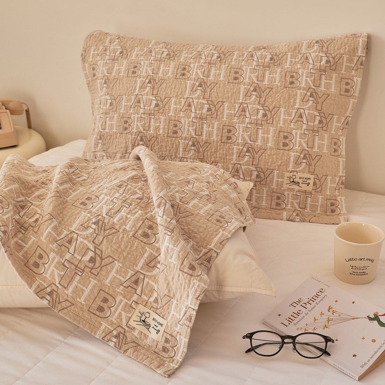 91家纺网 家纺一手货源 找家纺 沐瑟家纺 2026新款安心棉枕巾 字母-咖