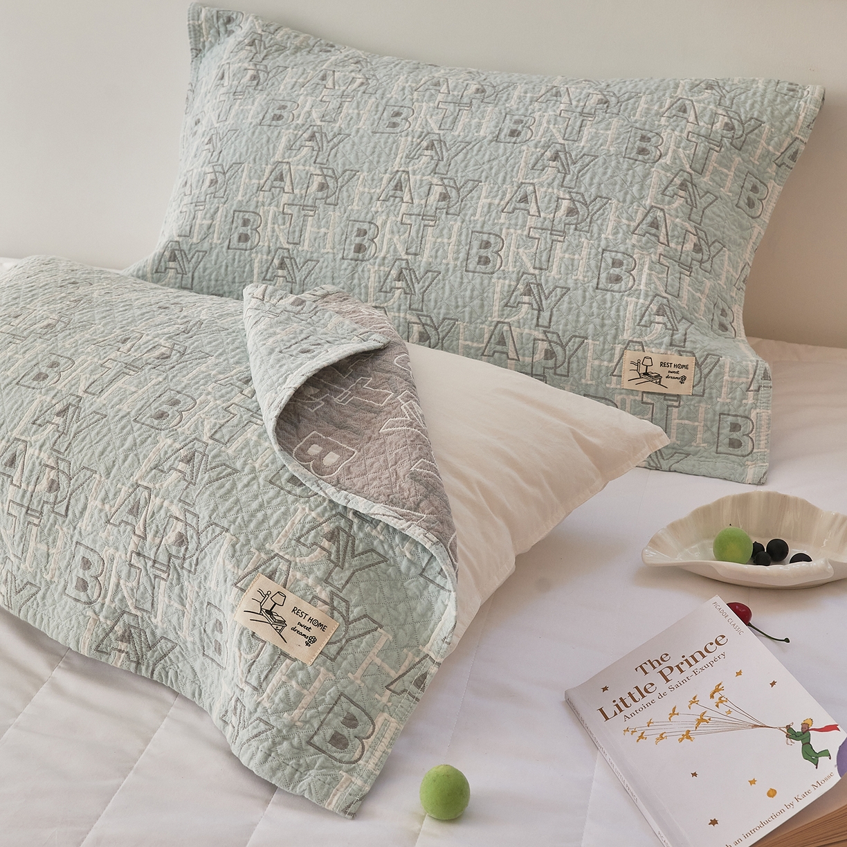 91家纺网 家纺一手货源 找家纺 沐瑟家纺 2026新款安心棉枕巾 字母-浅蓝