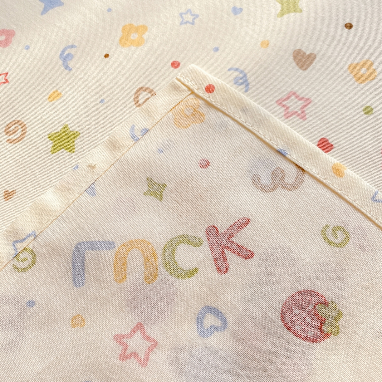 91家纺网 家纺一手货源 找家纺 花梦欣 2026新款全棉印花单品系列3简约卡通款-单床单 都市熊仔