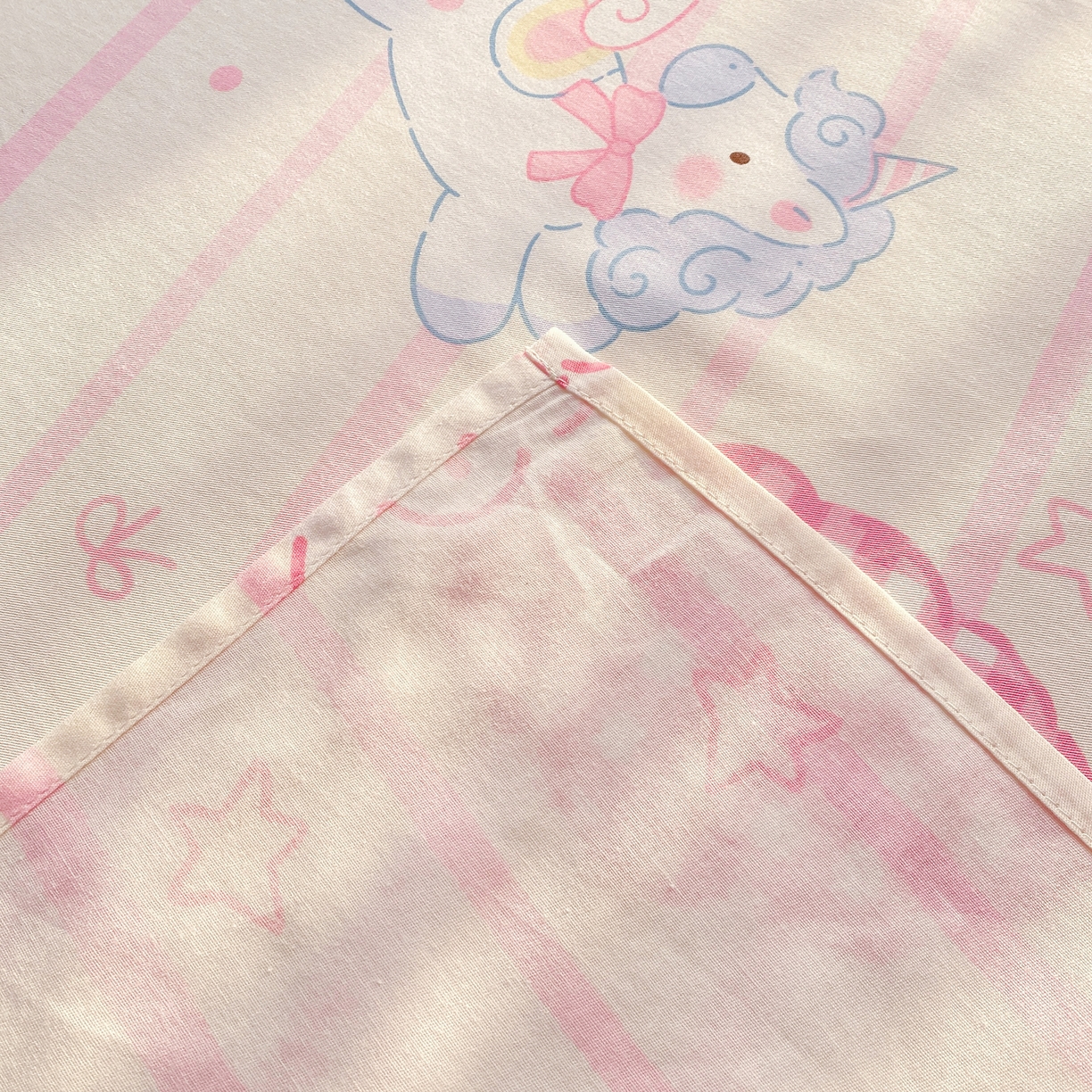 91家纺网 家纺一手货源 找家纺 花梦欣 2026新款全棉印花单品系列3简约卡通款-单床单 粉色独角兽