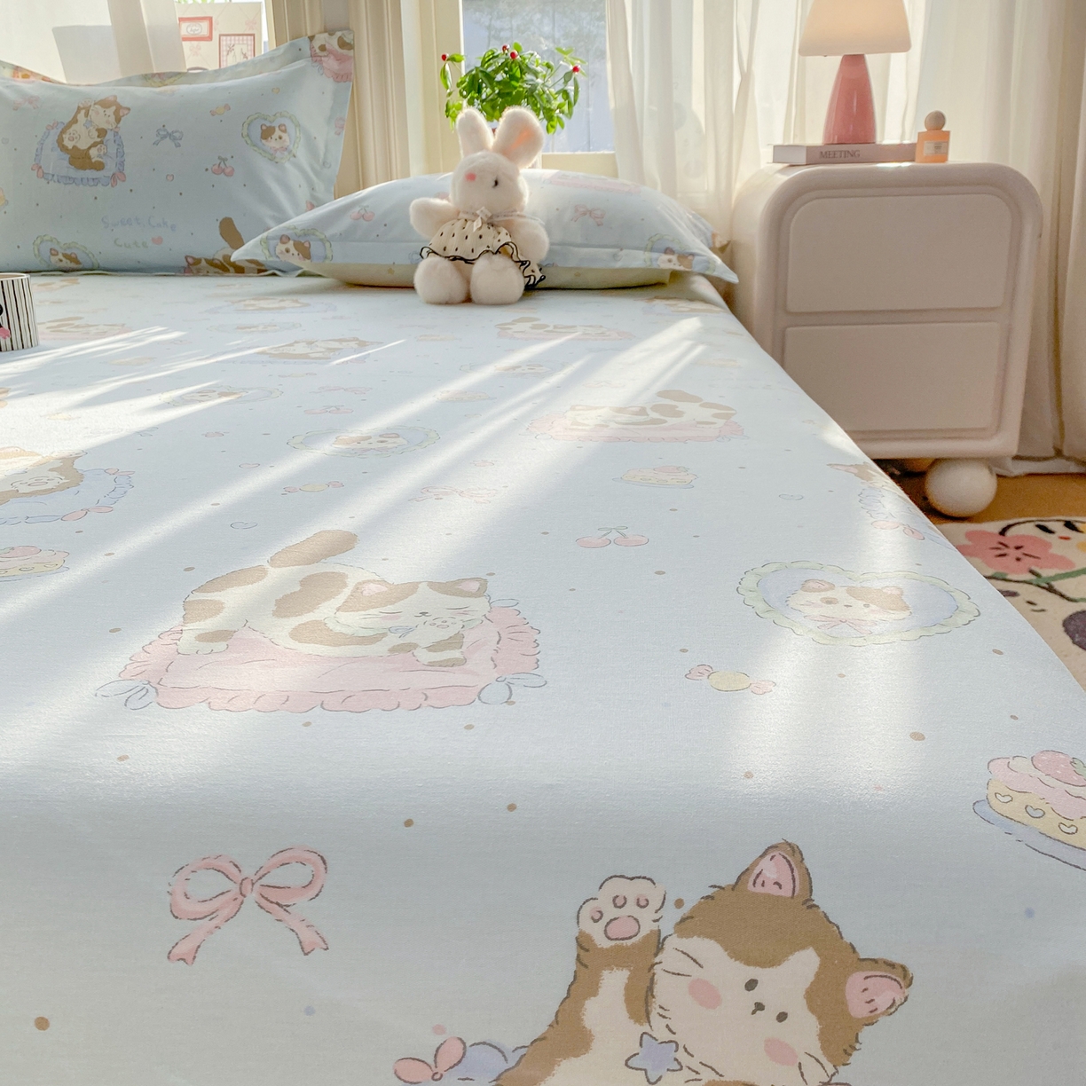 91家纺网 家纺一手货源 找家纺 花梦欣 2026新款全棉印花单品系列3简约卡通款-单床单 狸花小姐兰