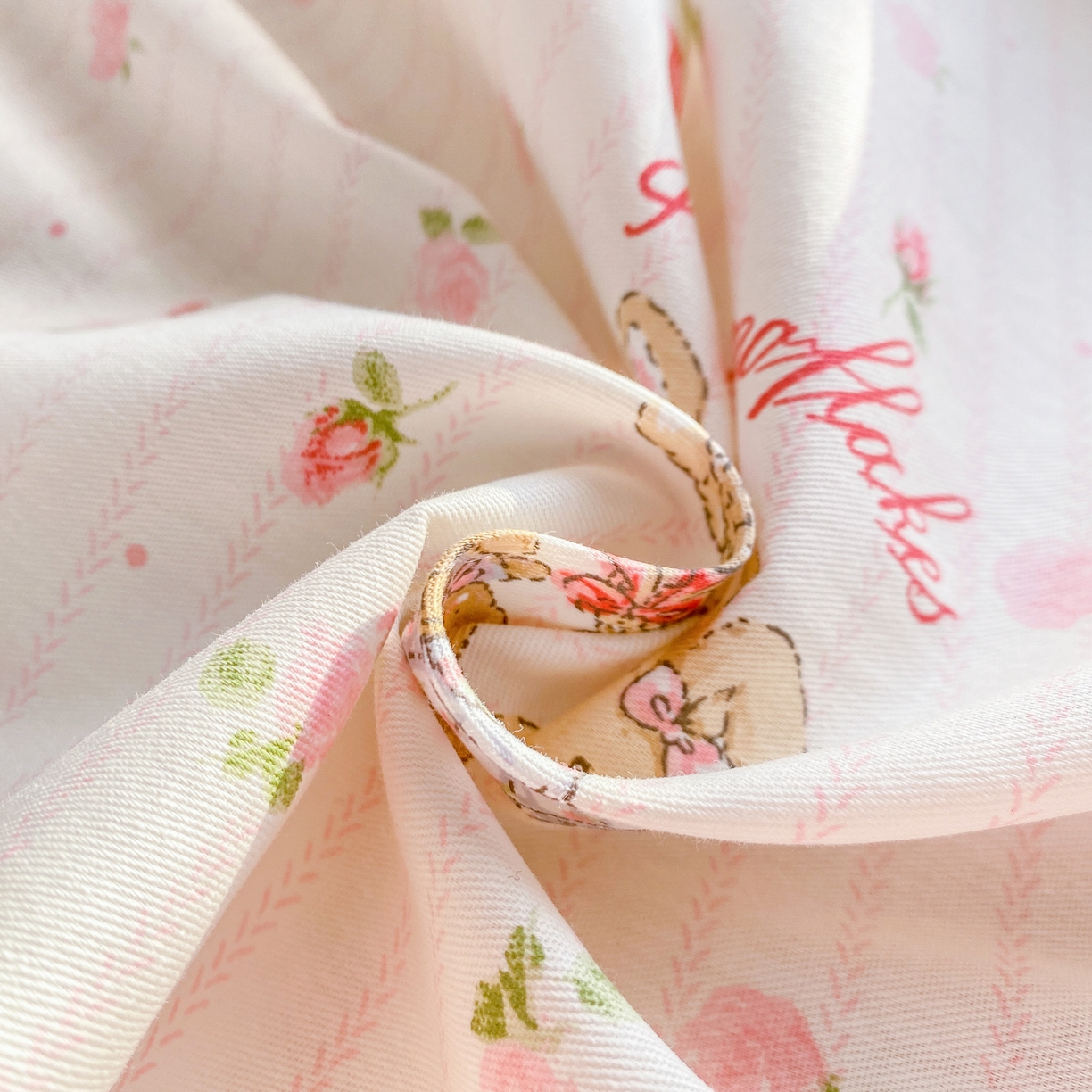 91家纺网 家纺一手货源 找家纺 花梦欣 2026新款全棉印花单品系列3简约卡通款-单床单 甜蜜纪念日