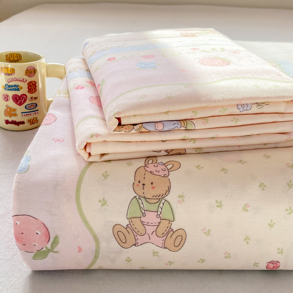 91家纺网 家纺一手货源 找家纺 花梦欣 2026新款全棉印花单品系列3简约卡通款-单床单 兔子草莓园