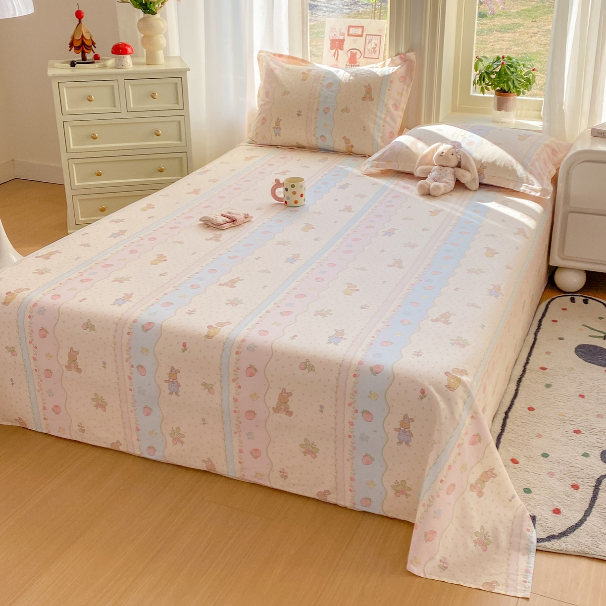 91家纺网 家纺一手货源 找家纺 花梦欣 2026新款全棉印花单品系列3简约卡通款-单床单 兔子草莓园