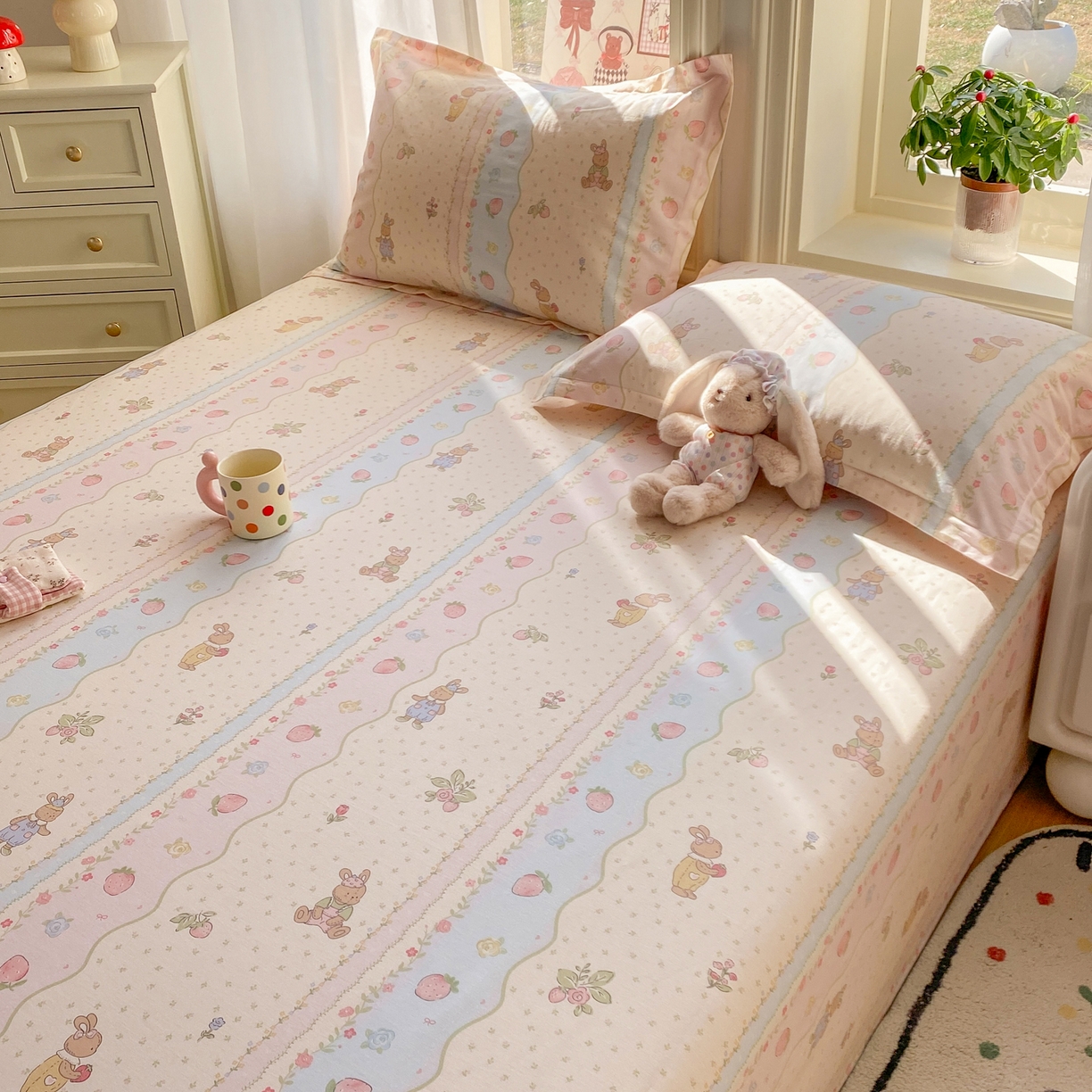 91家纺网 家纺一手货源 找家纺 花梦欣 2026新款全棉印花单品系列3简约卡通款-单床单 兔子草莓园