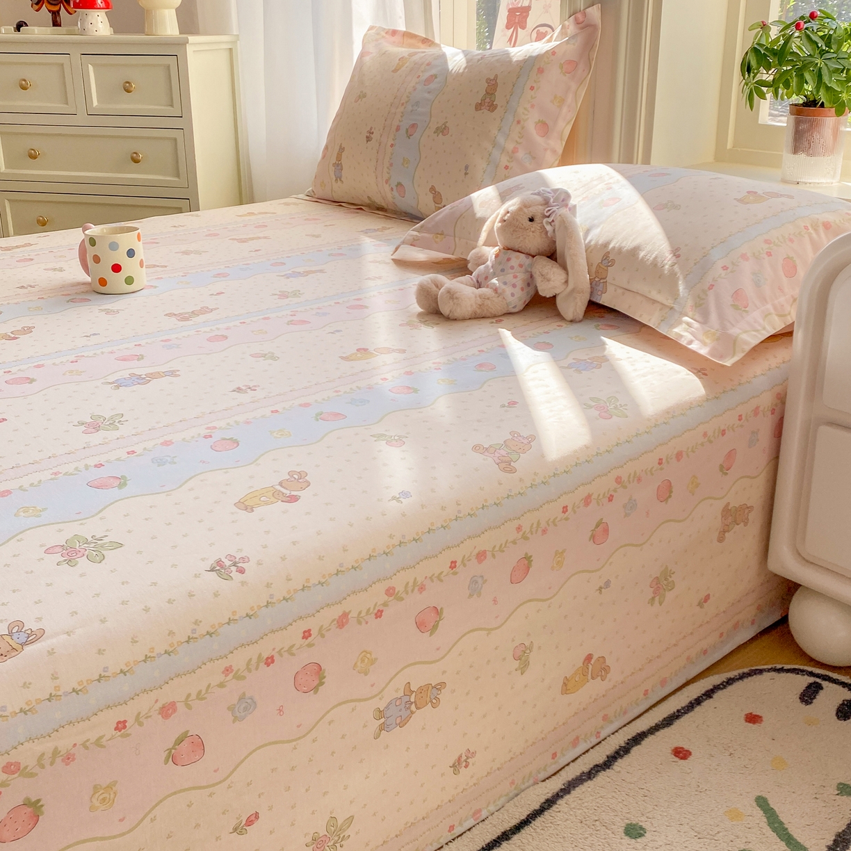 91家纺网 家纺一手货源 找家纺 花梦欣 2026新款全棉印花单品系列3简约卡通款-单床单 兔子草莓园