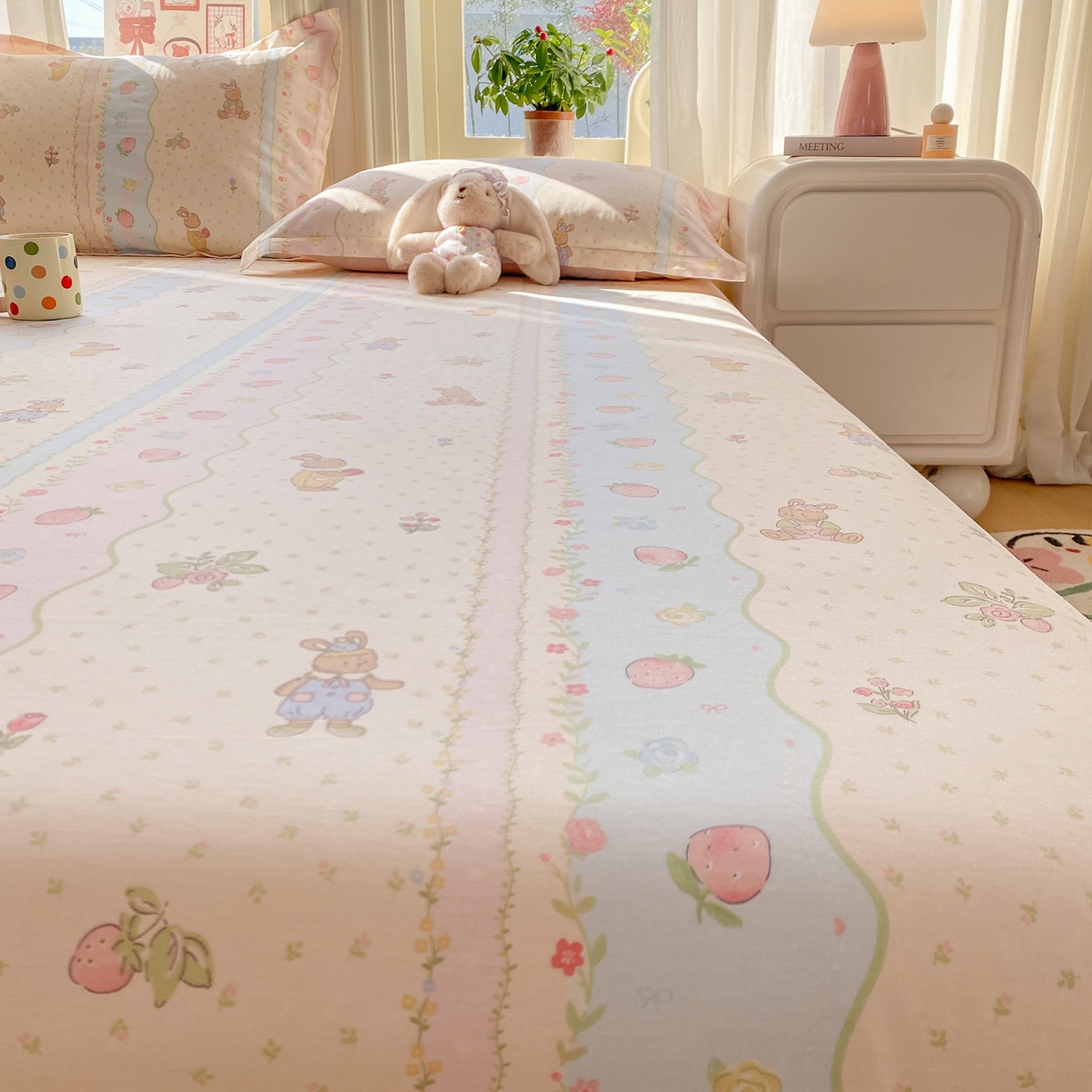 91家纺网 家纺一手货源 找家纺 花梦欣 2026新款全棉印花单品系列3简约卡通款-单床单 兔子草莓园