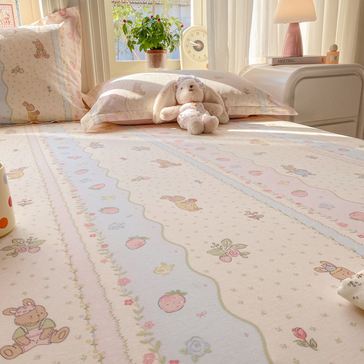 91家纺网 家纺一手货源 找家纺 花梦欣 2026新款全棉印花单品系列3简约卡通款-单床单 兔子草莓园