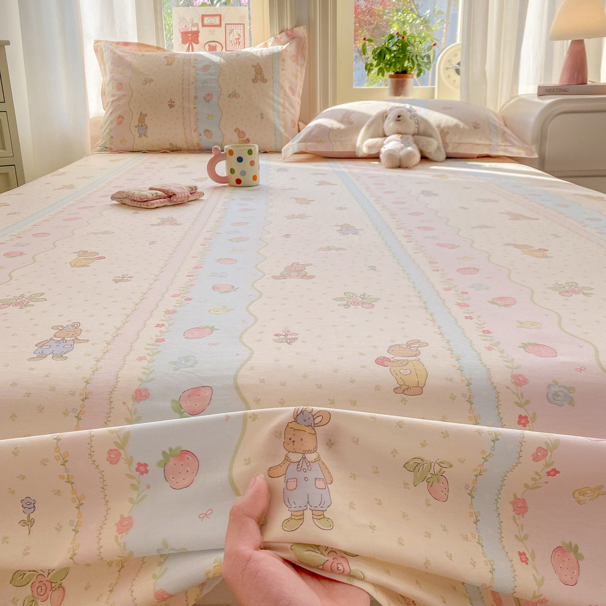 91家纺网 家纺一手货源 找家纺 花梦欣 2026新款全棉印花单品系列3简约卡通款-单床单 兔子草莓园