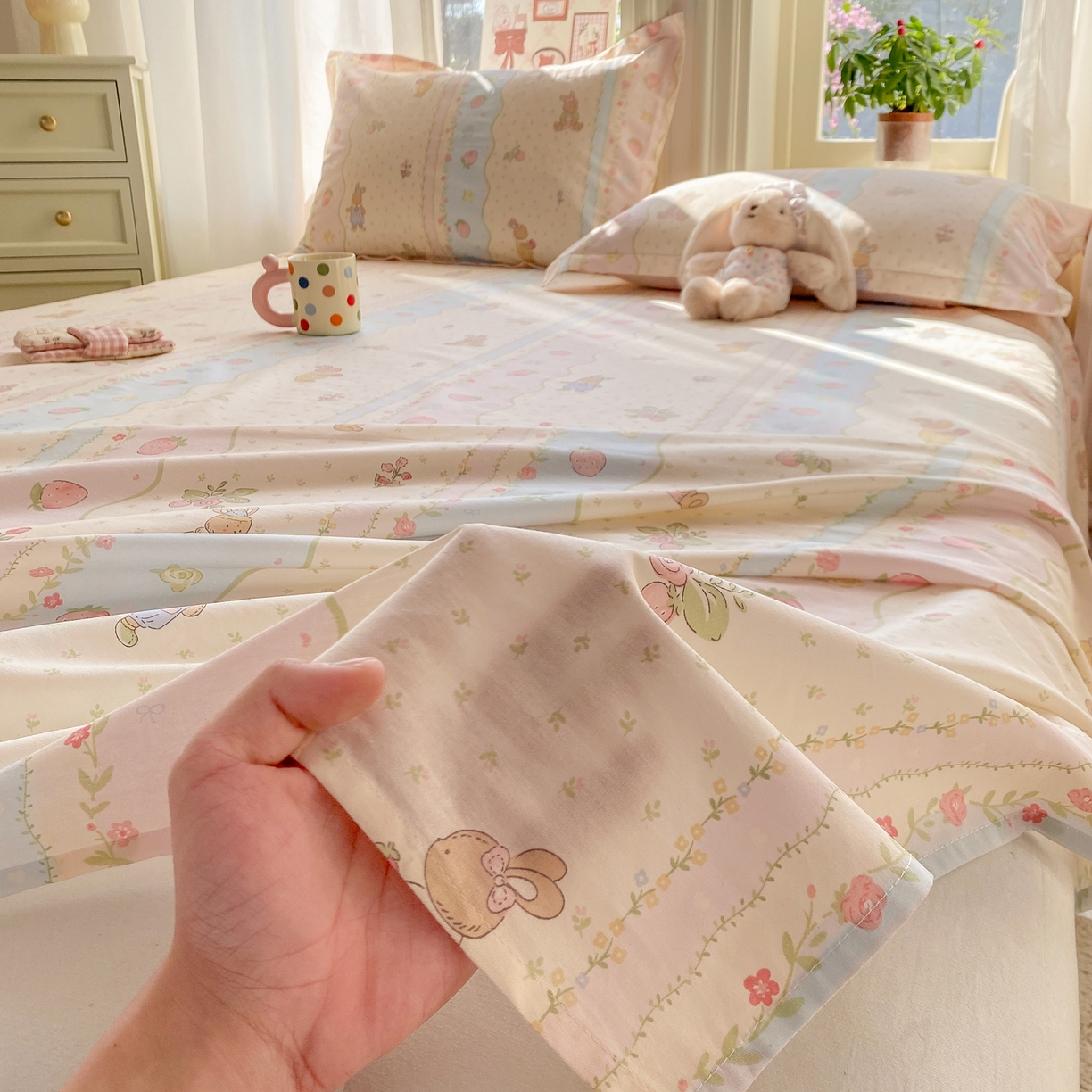 91家纺网 家纺一手货源 找家纺 花梦欣 2026新款全棉印花单品系列3简约卡通款-单床单 兔子草莓园