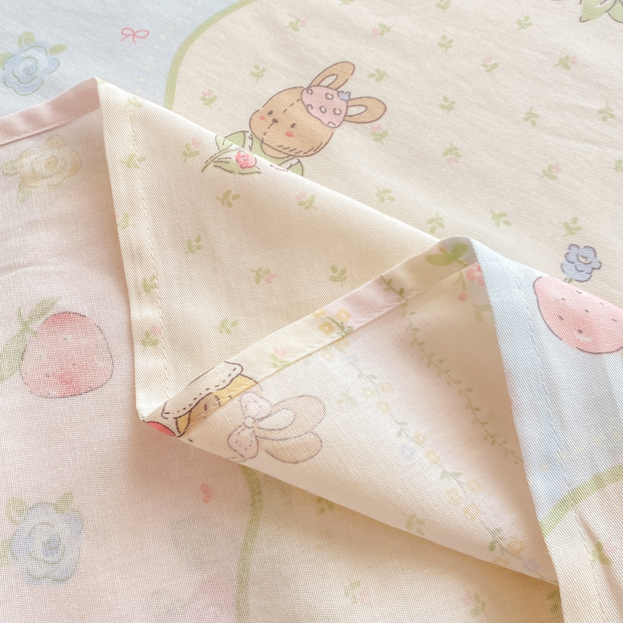 91家纺网 家纺一手货源 找家纺 花梦欣 2026新款全棉印花单品系列3简约卡通款-单床单 兔子草莓园