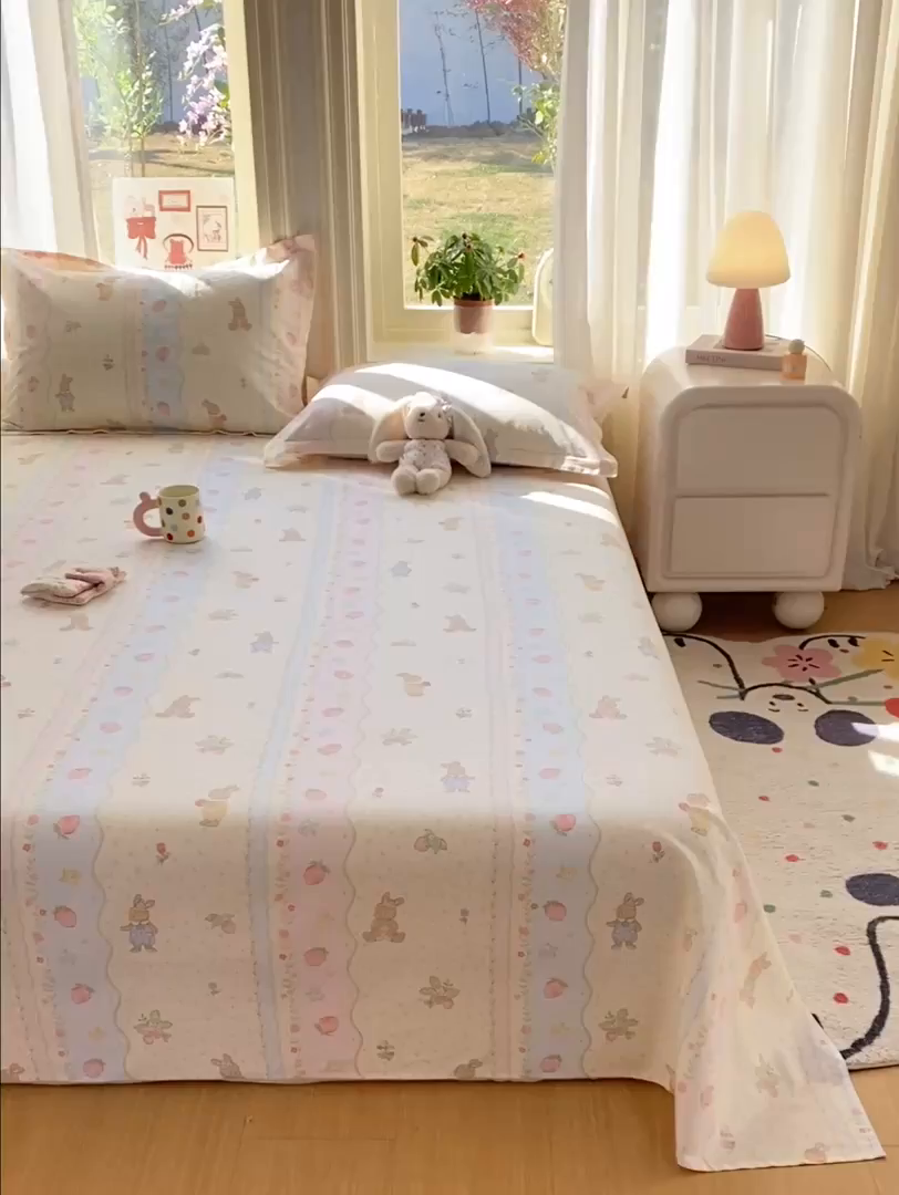 91家纺网 家纺一手货源 找家纺 花梦欣 2026新款全棉印花单品系列3简约卡通款-单床单 兔子草莓园