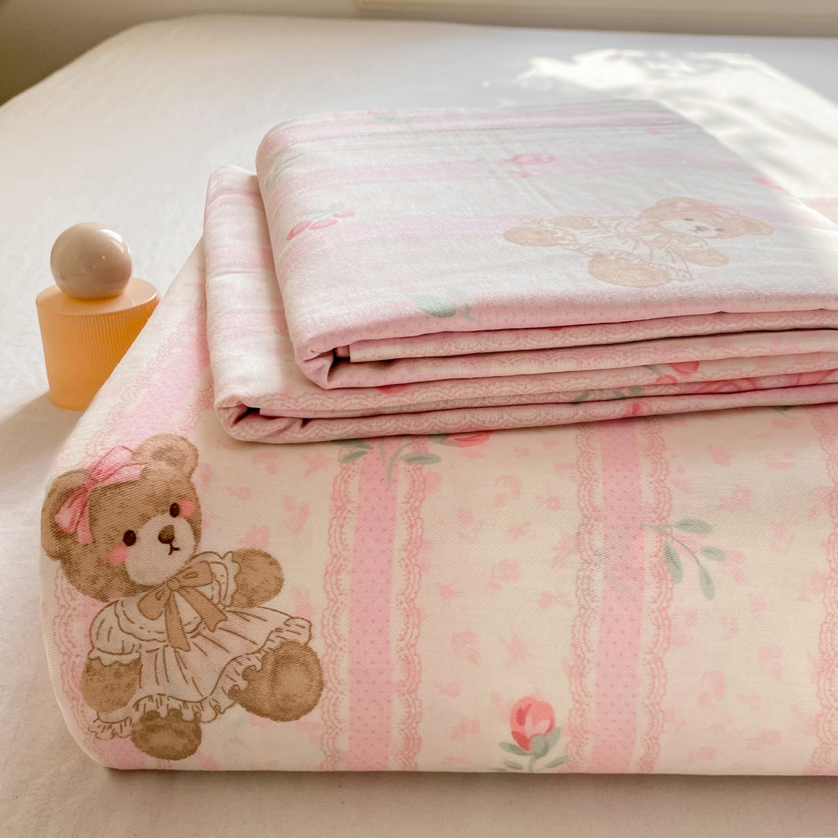 91家纺网 家纺一手货源 找家纺 花梦欣 2026新款全棉印花单品系列3简约卡通款-单床单 温柔花朵熊
