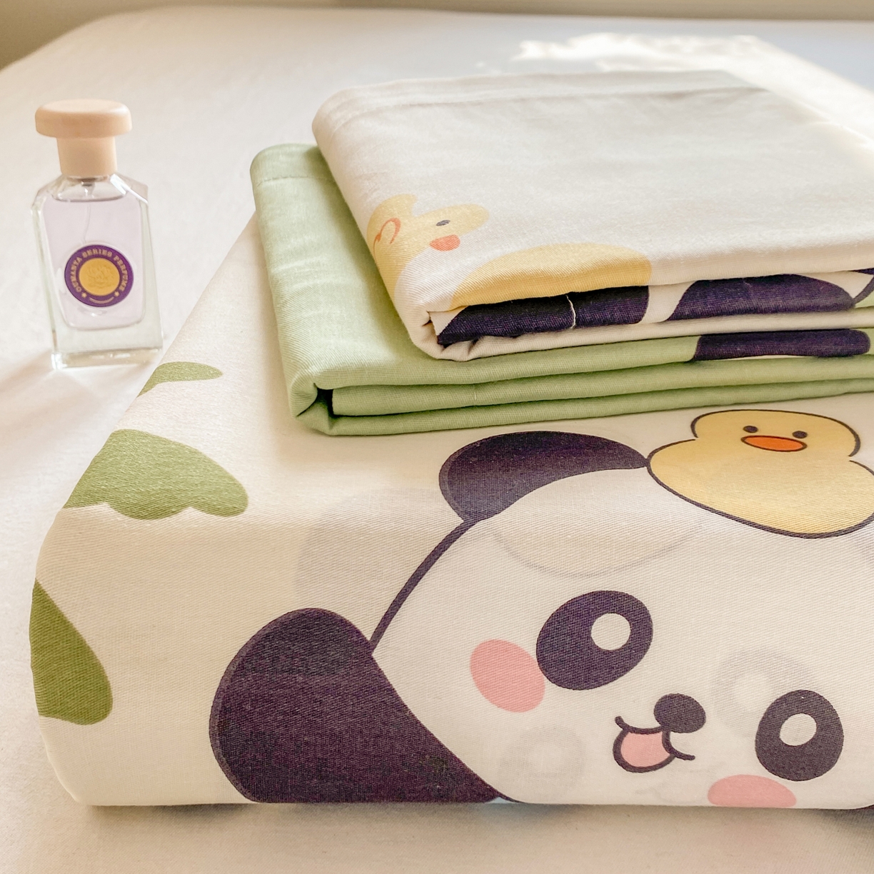 91家纺网 家纺一手货源 找家纺 花梦欣 2026新款全棉印花单品系列3简约卡通款-单床单 熊猫鸭鸭乐绿