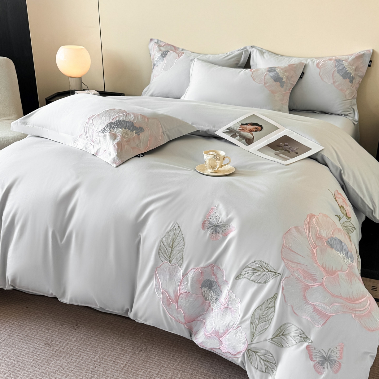 91家纺网 家纺一手货源 找家纺 乐美家纺 2026新款春夏新品全棉大阪刺绣花熙系列 花熙（灰兰）