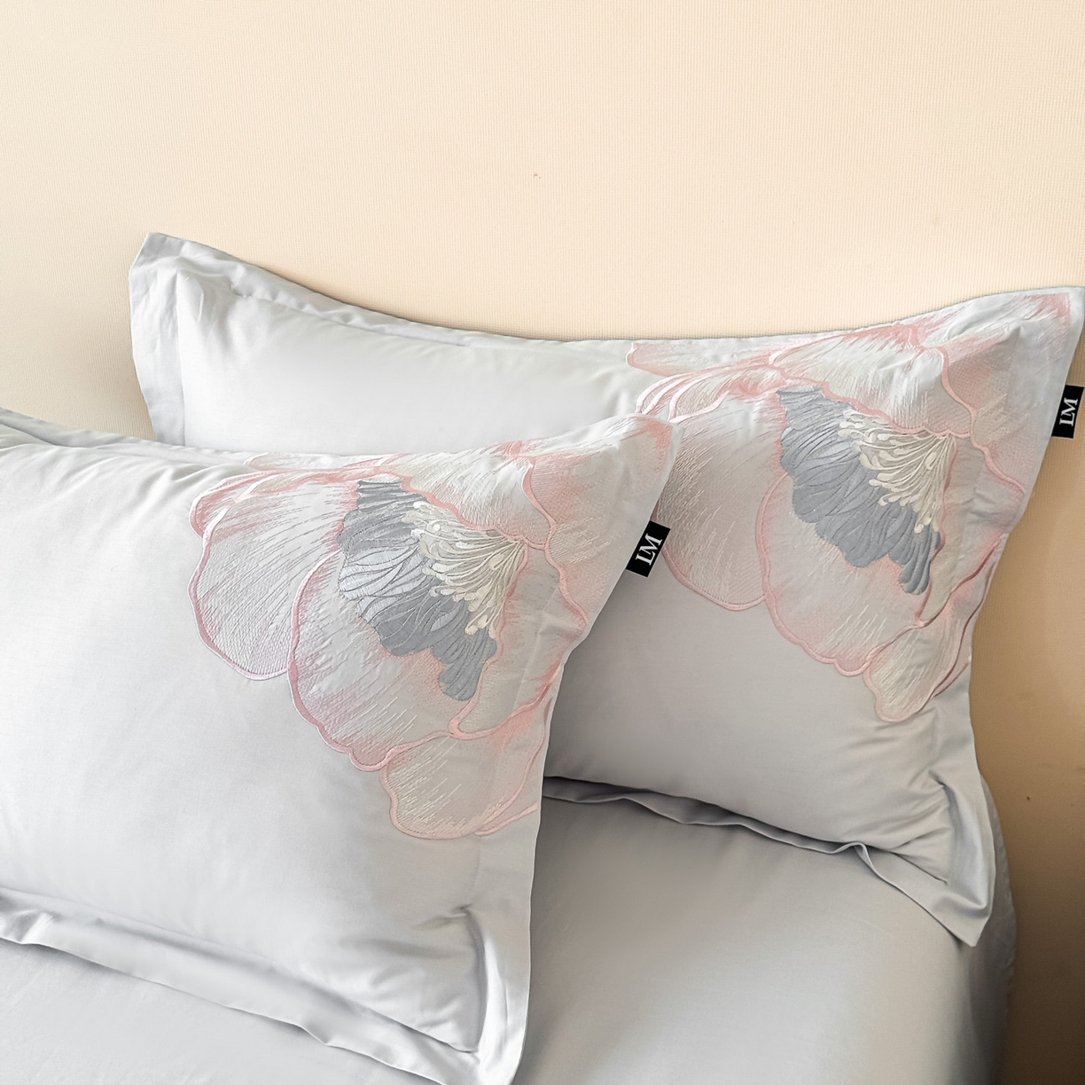 91家纺网 家纺一手货源 找家纺 乐美家纺 2026新款春夏新品全棉大阪刺绣花熙系列 花熙（灰兰）