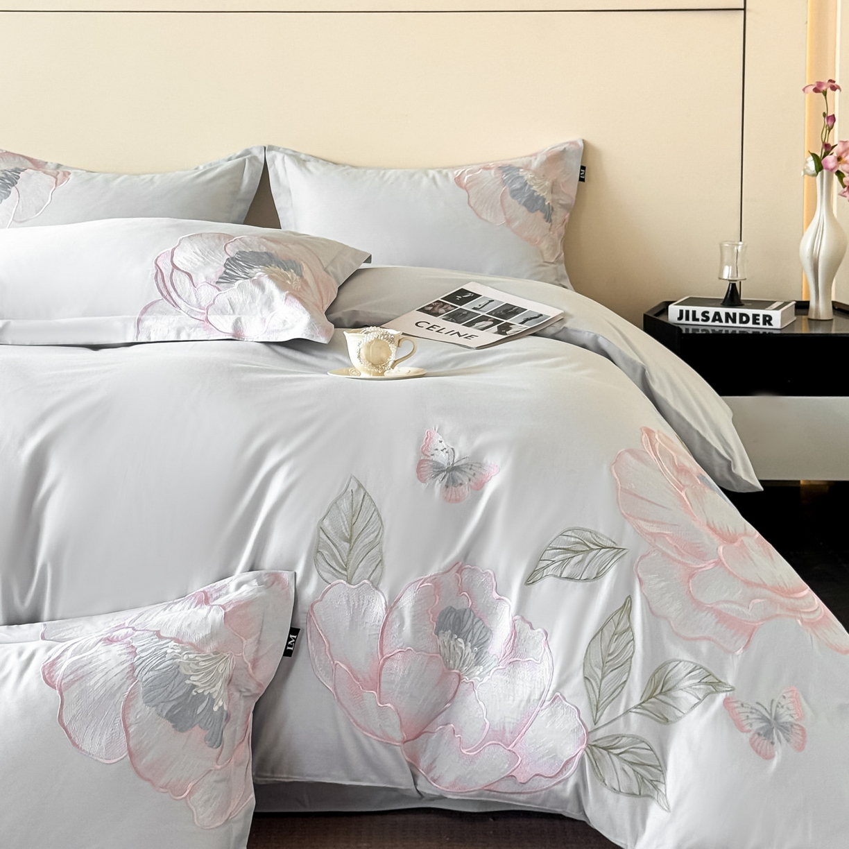 91家纺网 家纺一手货源 找家纺 乐美家纺 2026新款春夏新品全棉大阪刺绣花熙系列 花熙（灰兰）