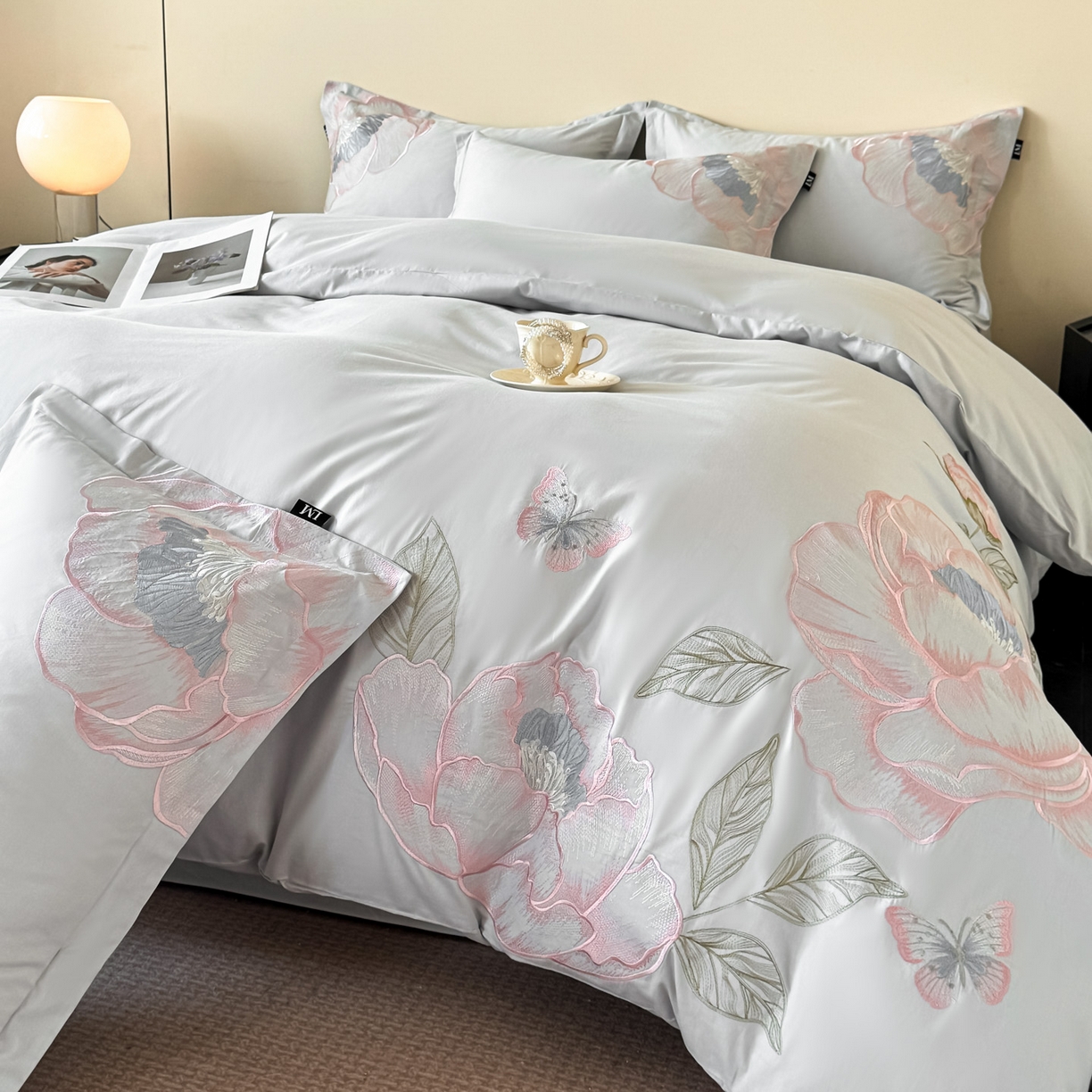 91家纺网 家纺一手货源 找家纺 乐美家纺 2026新款春夏新品全棉大阪刺绣花熙系列 花熙（灰兰）