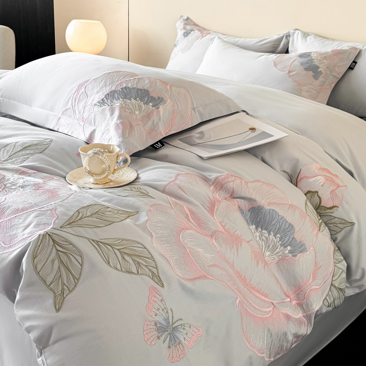 91家纺网 家纺一手货源 找家纺 乐美家纺 2026新款春夏新品全棉大阪刺绣花熙系列 花熙（灰兰）