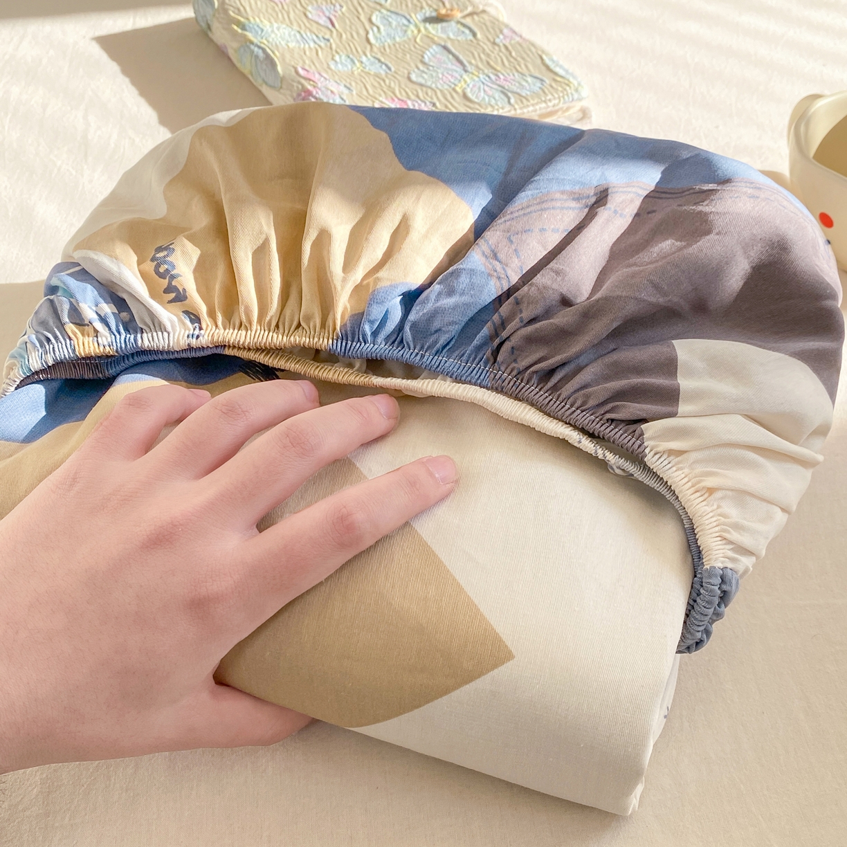 91家纺网 家纺一手货源 找家纺 花梦欣 2026新款全棉印花单品系列3简约卡通款-单床笠 几何飞船