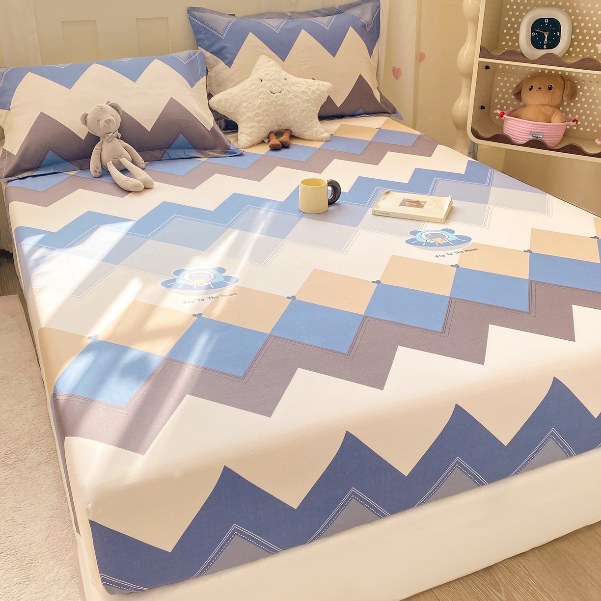 91家纺网 家纺一手货源 找家纺 花梦欣 2026新款全棉印花单品系列3简约卡通款-单床笠 几何飞船