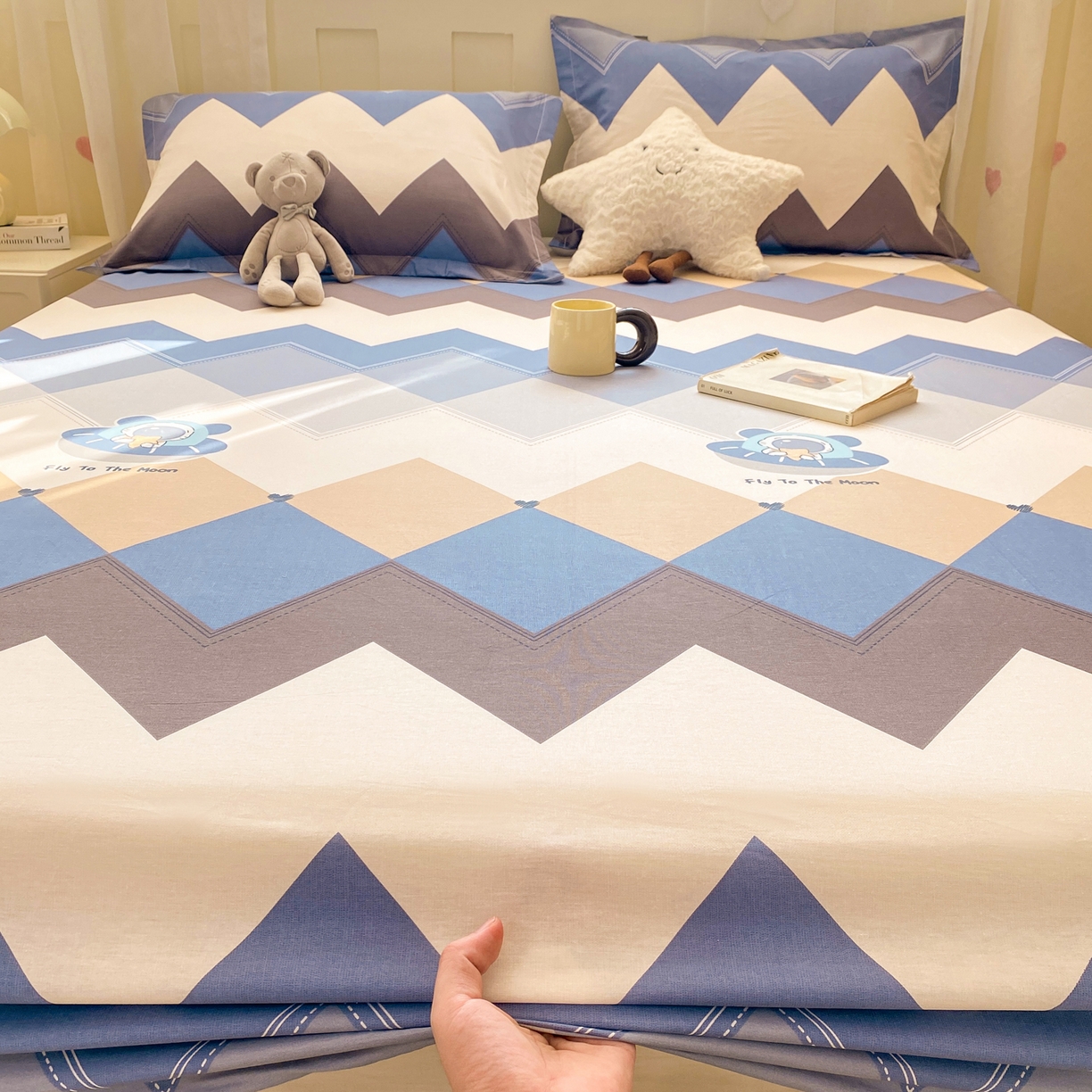 91家纺网 家纺一手货源 找家纺 花梦欣 2026新款全棉印花单品系列3简约卡通款-单床笠 几何飞船