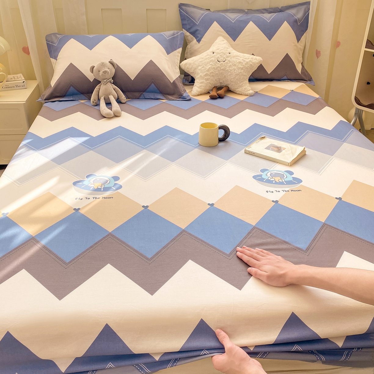 91家纺网 家纺一手货源 找家纺 花梦欣 2026新款全棉印花单品系列3简约卡通款-单床笠 几何飞船