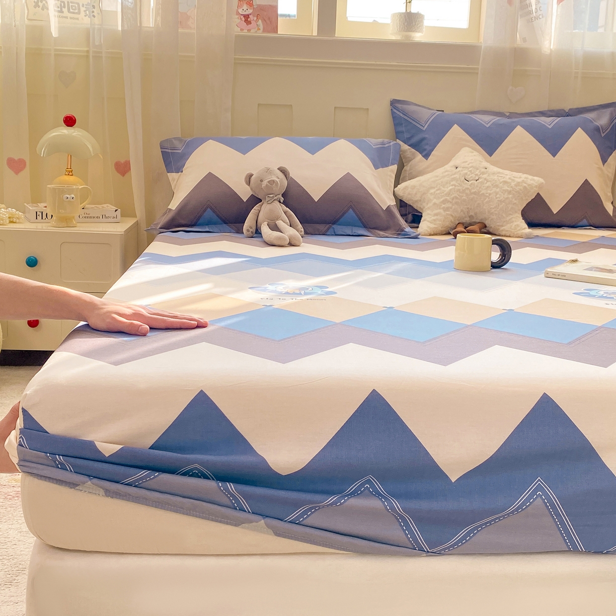 91家纺网 家纺一手货源 找家纺 花梦欣 2026新款全棉印花单品系列3简约卡通款-单床笠 几何飞船