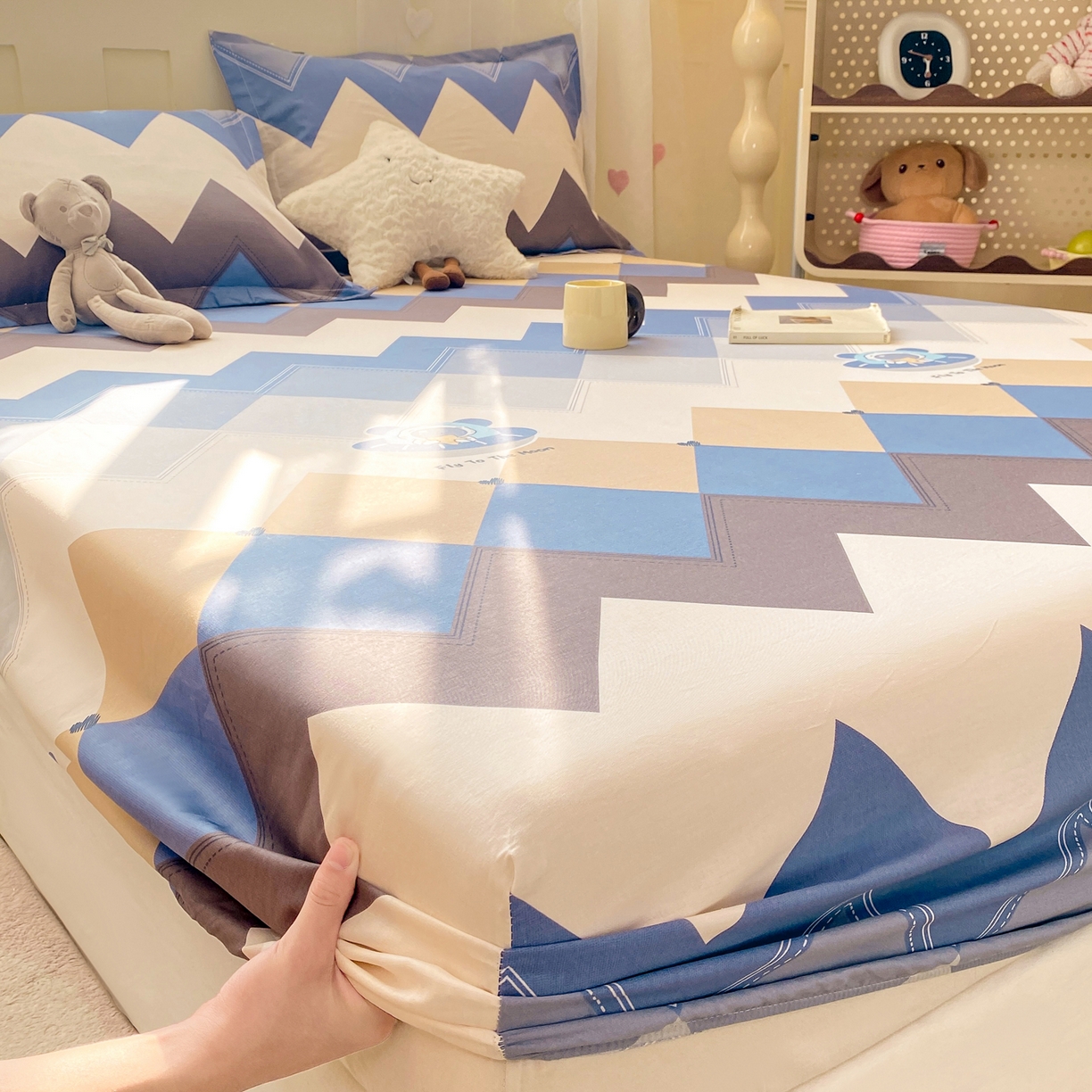 91家纺网 家纺一手货源 找家纺 花梦欣 2026新款全棉印花单品系列3简约卡通款-单床笠 几何飞船