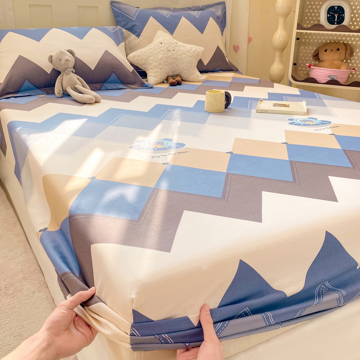 91家纺网 家纺一手货源 找家纺 花梦欣 2026新款全棉印花单品系列3简约卡通款-单床笠 几何飞船