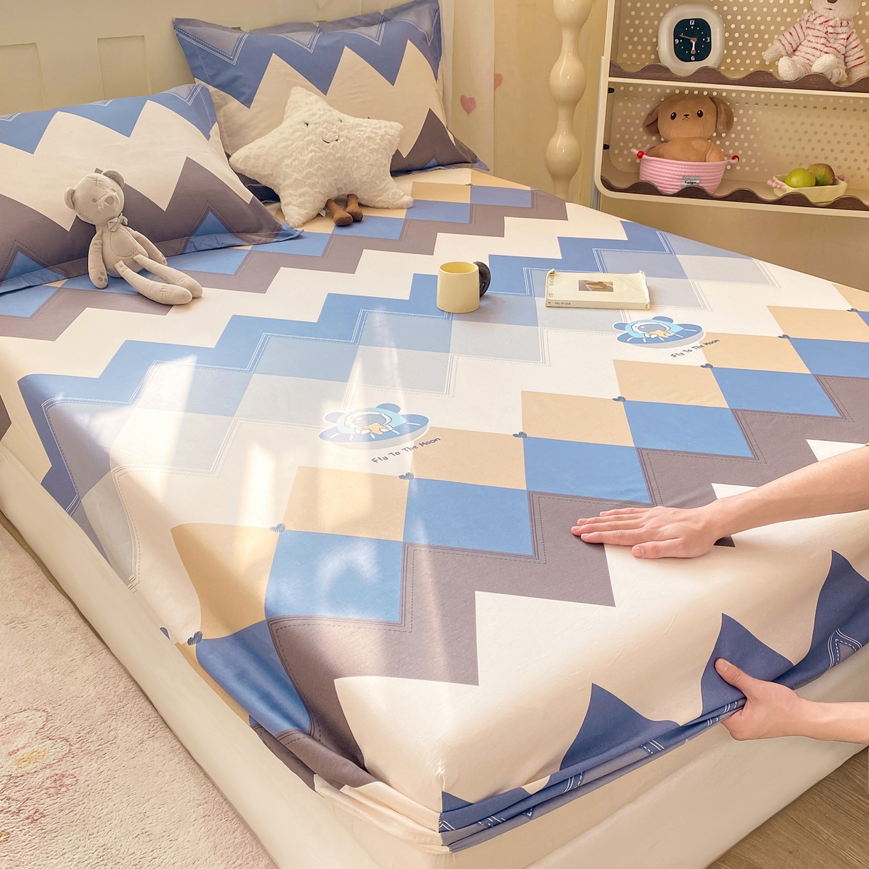 91家纺网 家纺一手货源 找家纺 花梦欣 2026新款全棉印花单品系列3简约卡通款-单床笠 几何飞船