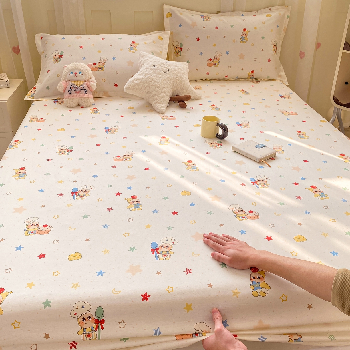 91家纺网 家纺一手货源 找家纺 花梦欣 2026新款全棉印花单品系列3简约卡通款-单床笠 快乐小星