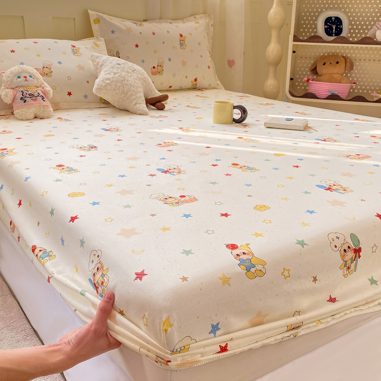 91家纺网 家纺一手货源 找家纺 花梦欣 2026新款全棉印花单品系列3简约卡通款-单床笠 快乐小星