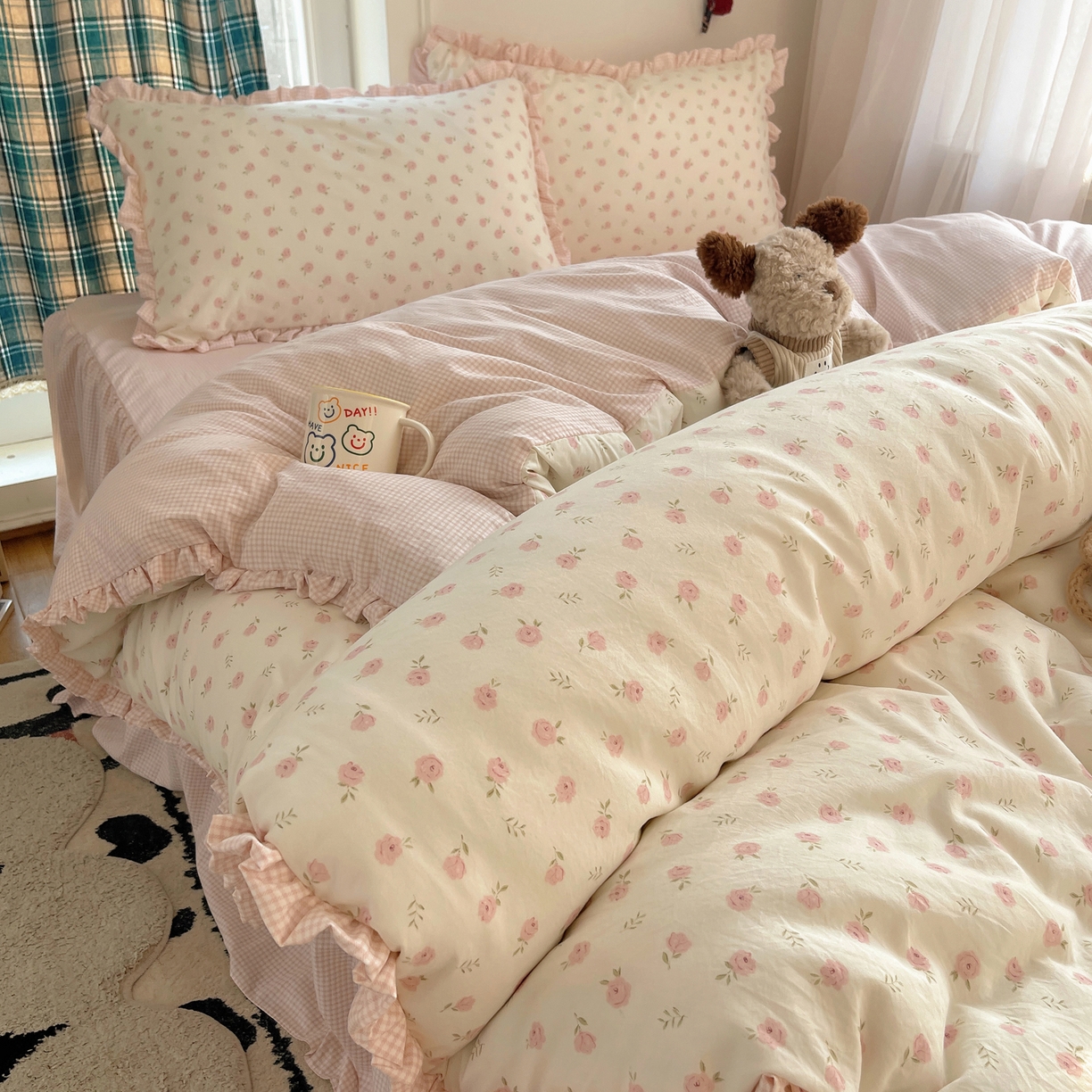 91家纺网 家纺一手货源 找家纺 轻奢坊 2026新款云感仿棉水洗棉褶皱短花边四件套 花花格粉