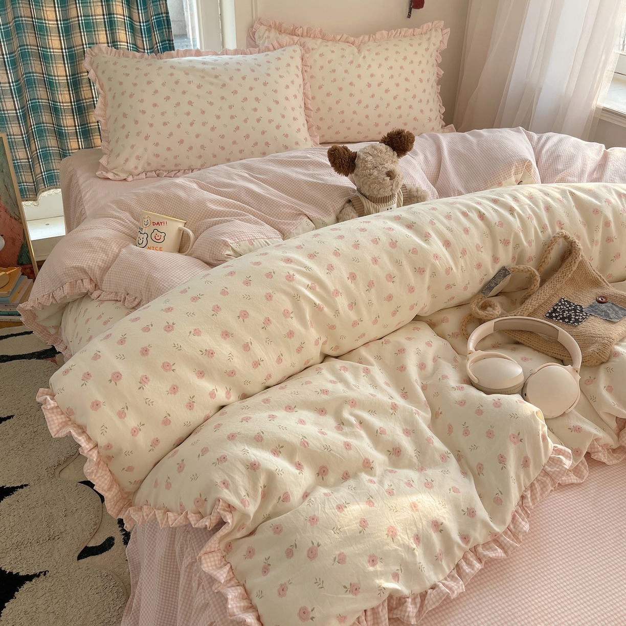 91家纺网 家纺一手货源 找家纺 轻奢坊 2026新款云感仿棉水洗棉褶皱短花边四件套 花花格粉