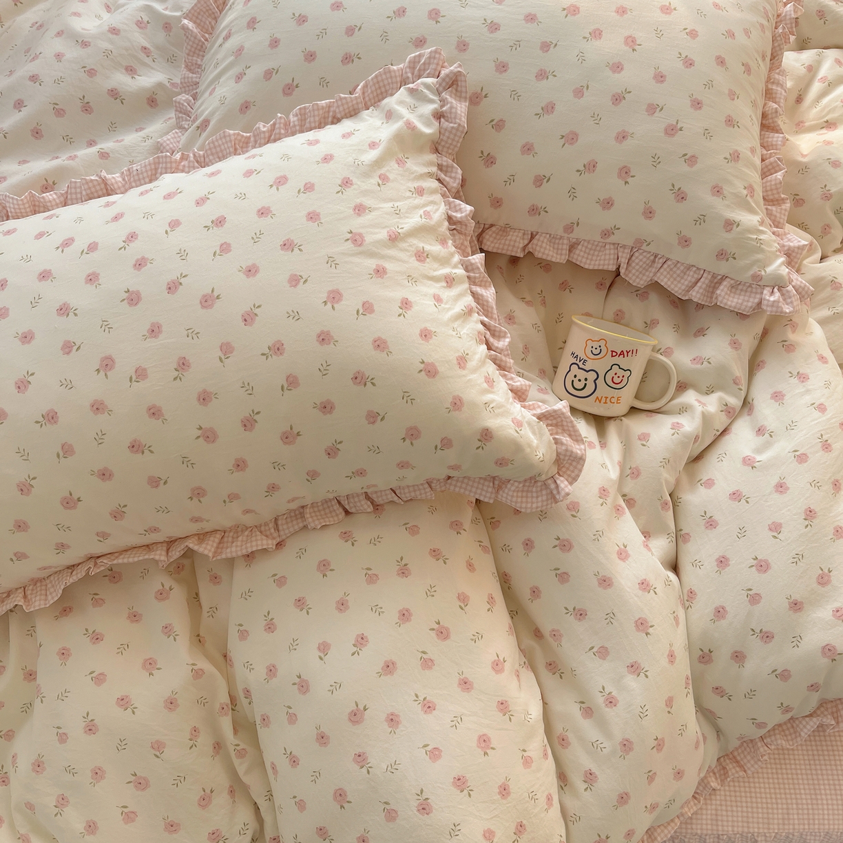 91家纺网 家纺一手货源 找家纺 轻奢坊 2026新款云感仿棉水洗棉褶皱短花边四件套 花花格粉