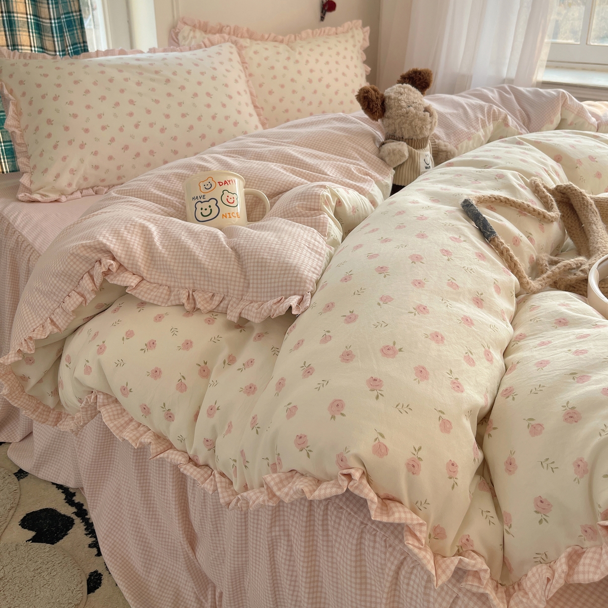 91家纺网 家纺一手货源 找家纺 轻奢坊 2026新款云感仿棉水洗棉褶皱短花边四件套 花花格粉