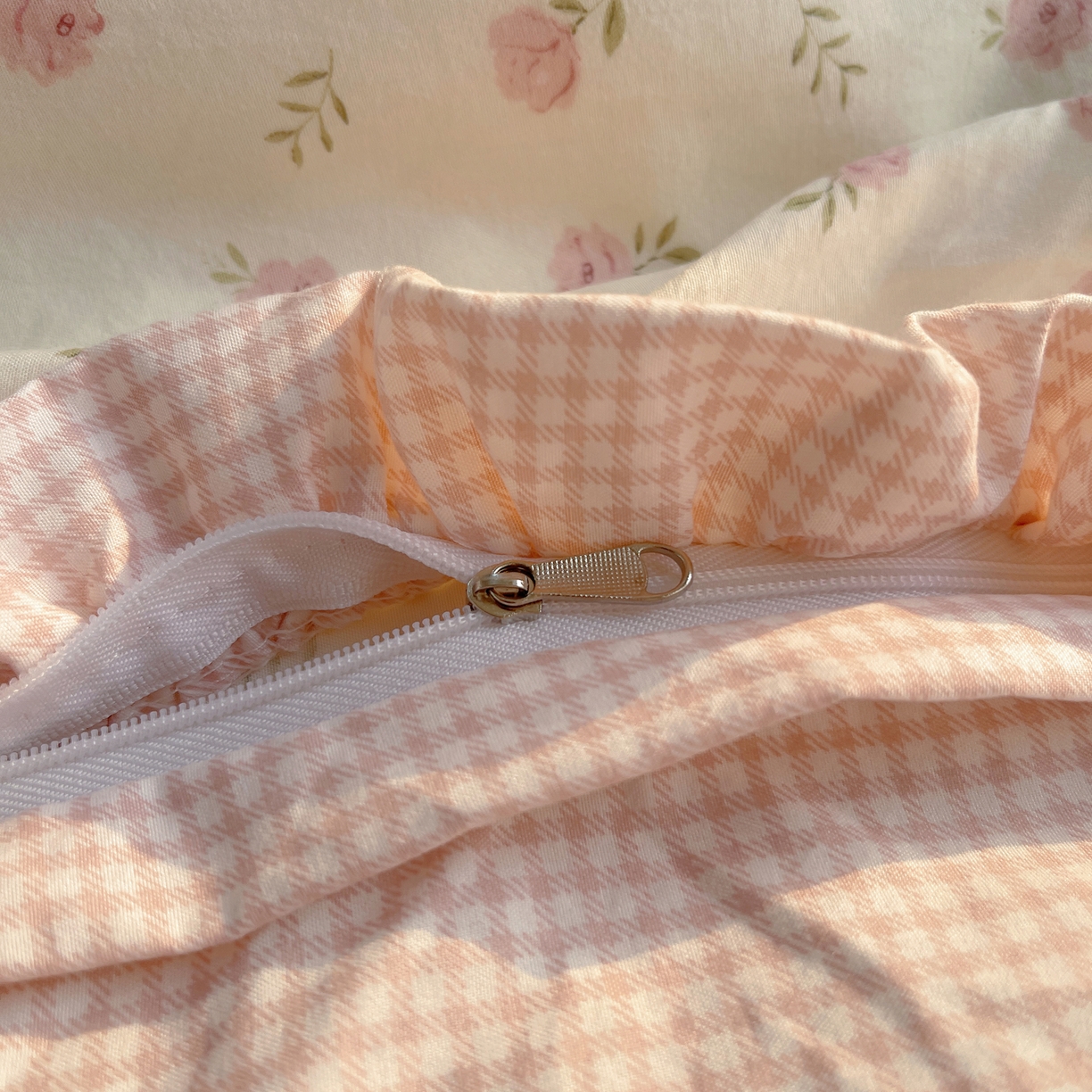 91家纺网 家纺一手货源 找家纺 轻奢坊 2026新款云感仿棉水洗棉褶皱短花边四件套 花花格粉