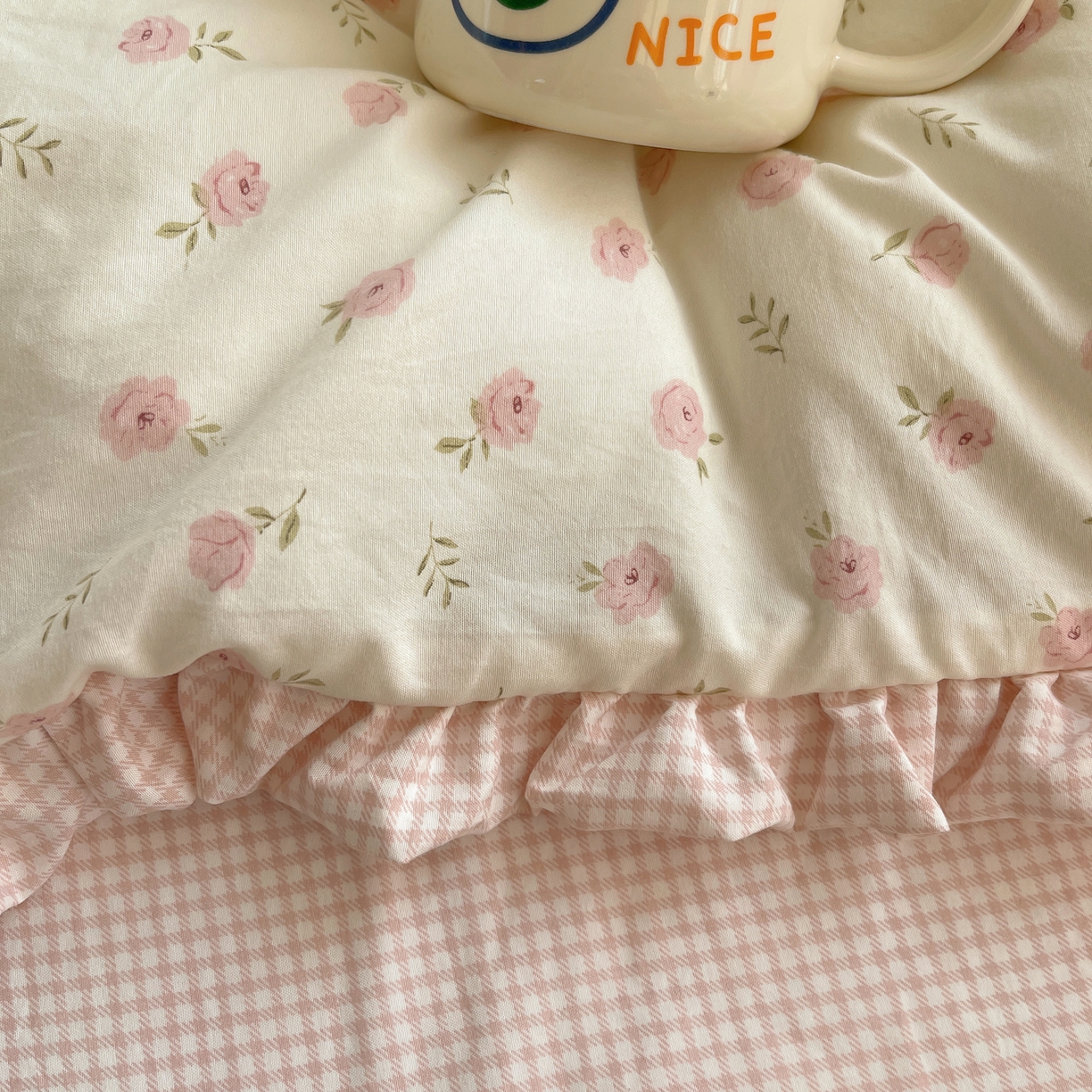 91家纺网 家纺一手货源 找家纺 轻奢坊 2026新款云感仿棉水洗棉褶皱短花边四件套 花花格粉