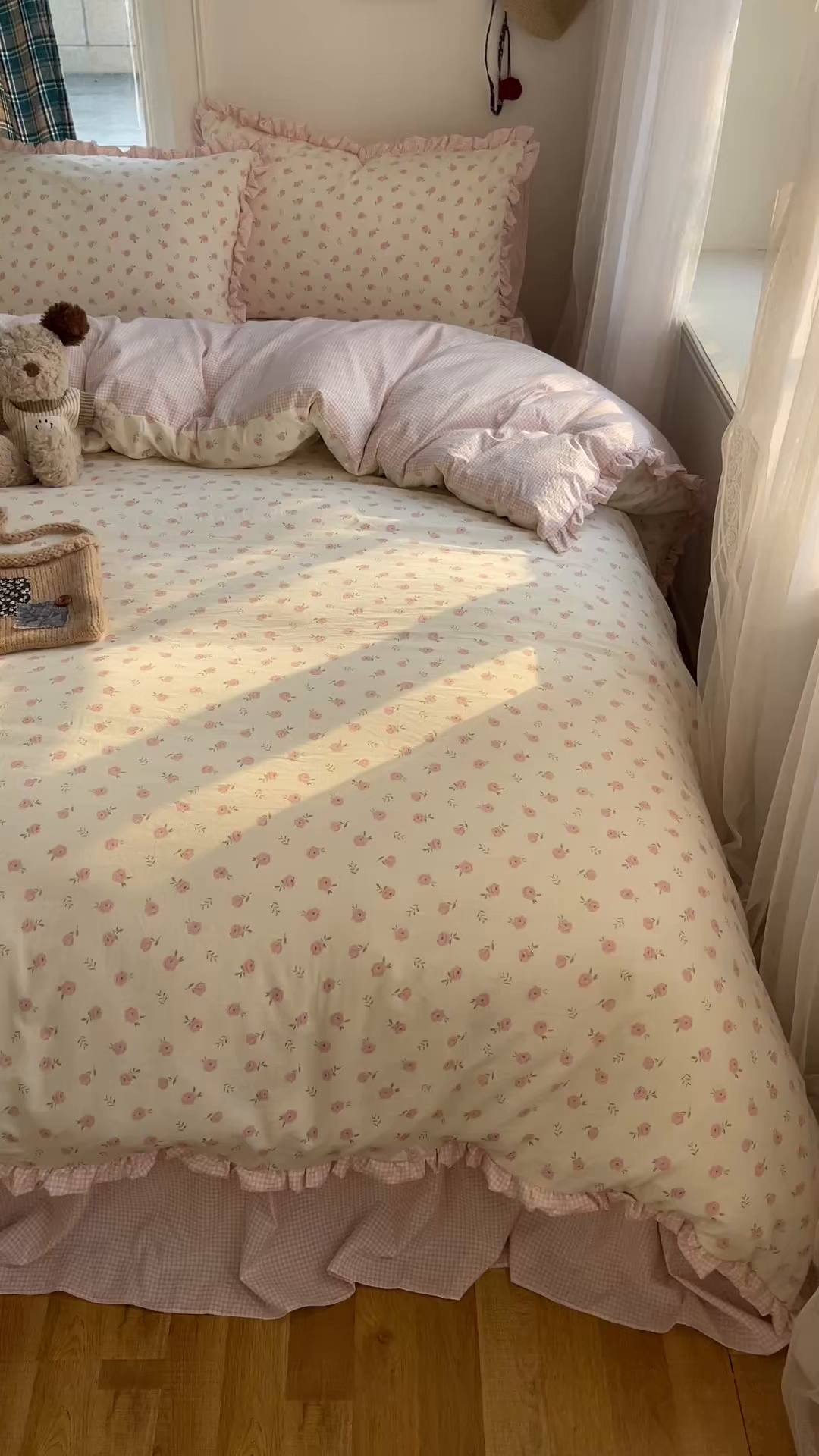 91家纺网 家纺一手货源 找家纺 轻奢坊 2026新款云感仿棉水洗棉褶皱短花边四件套 花花格粉