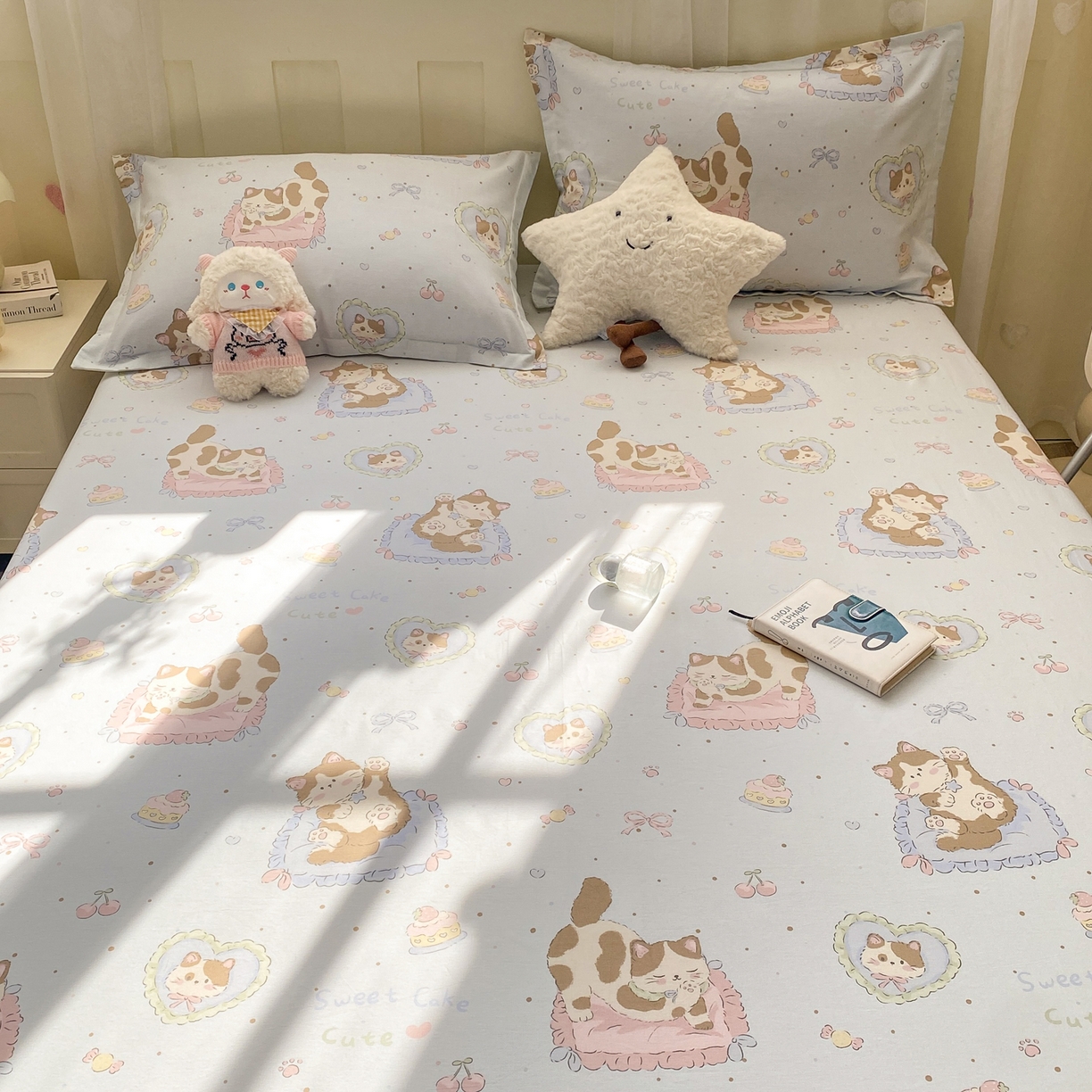 91家纺网 家纺一手货源 找家纺 花梦欣 2026新款全棉印花单品系列3简约卡通款-单床笠 狸花小姐兰