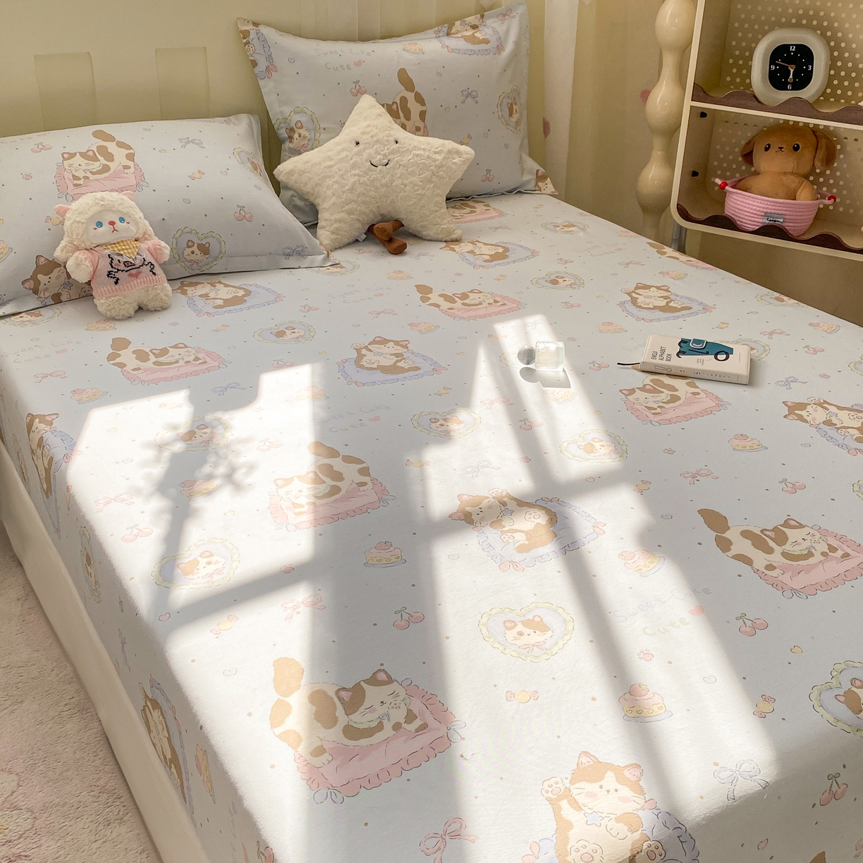 91家纺网 家纺一手货源 找家纺 花梦欣 2026新款全棉印花单品系列3简约卡通款-单床笠 狸花小姐兰